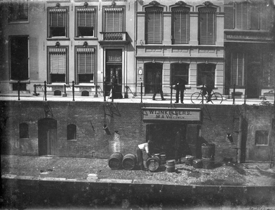 853336 Gezicht op de ingang van de wijnkelders van M.A. Vreeswijk in de werfkelder onder het huis Oudegracht W.Z. 162 ...